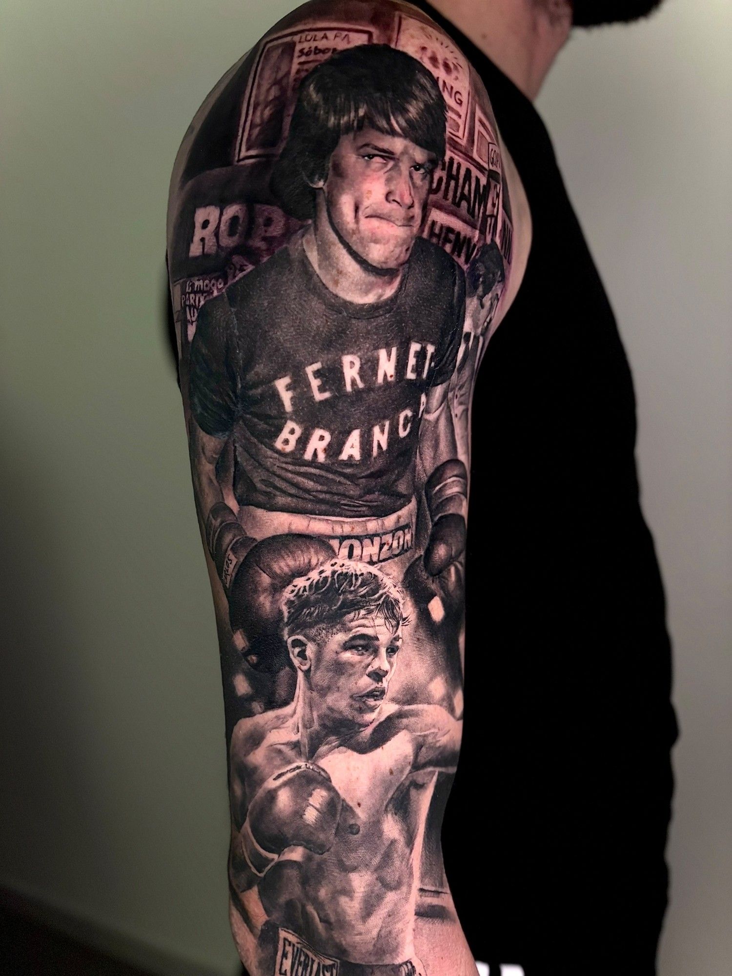 Due ritratti di pugili, uno con la maglia Fernet Branca, tatuaggio realistico sul braccio