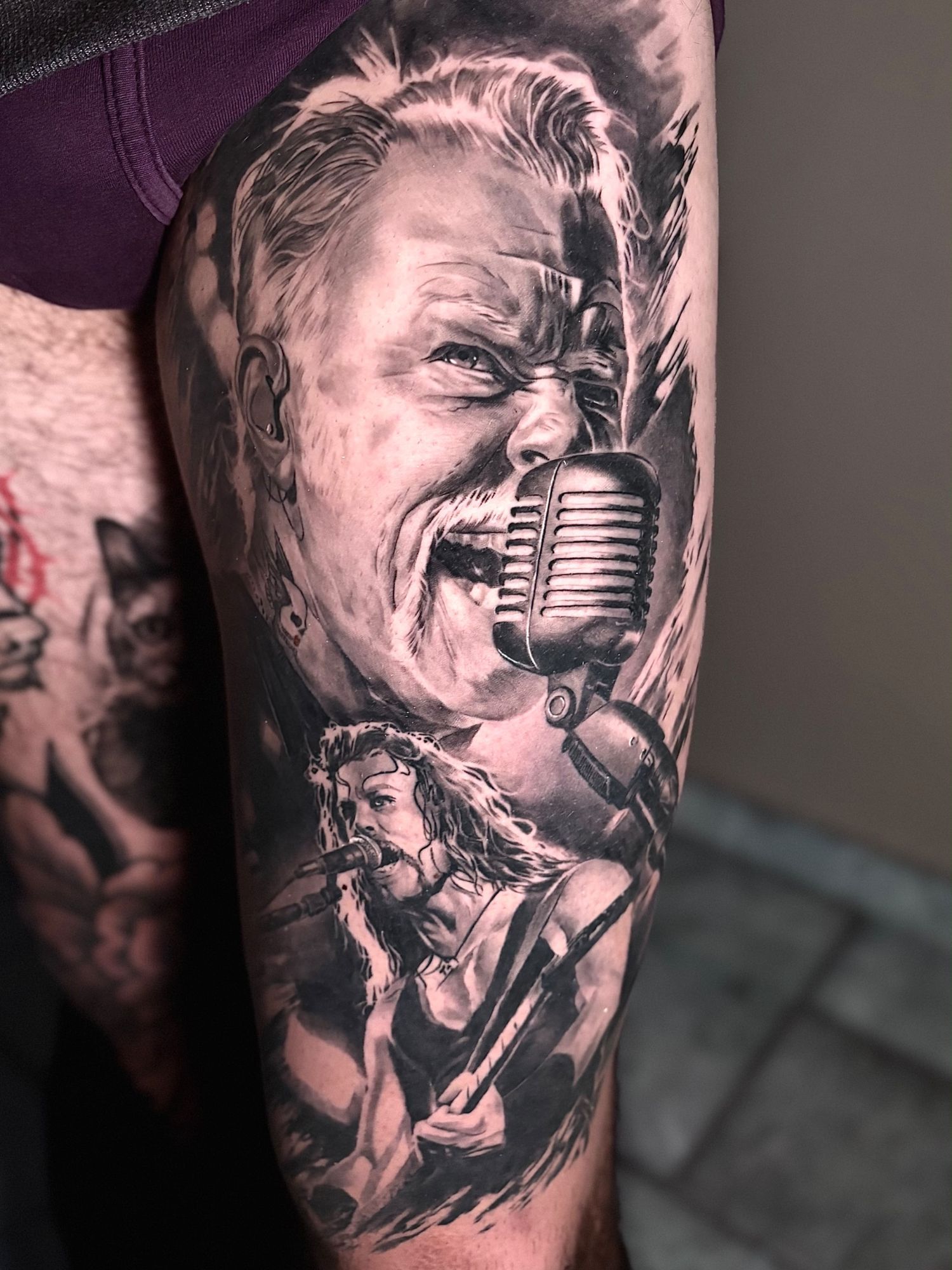 Cantante rock al microfono in due momenti della carriera, tatuaggio realistico sulla coscia